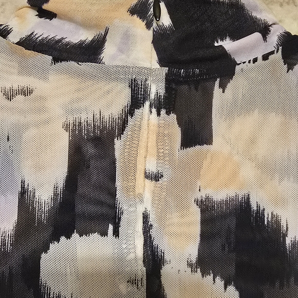 Cabi | Fitted Top | Black and Cream | Floral Long Sleeve | Size M - Picture 5 of 6